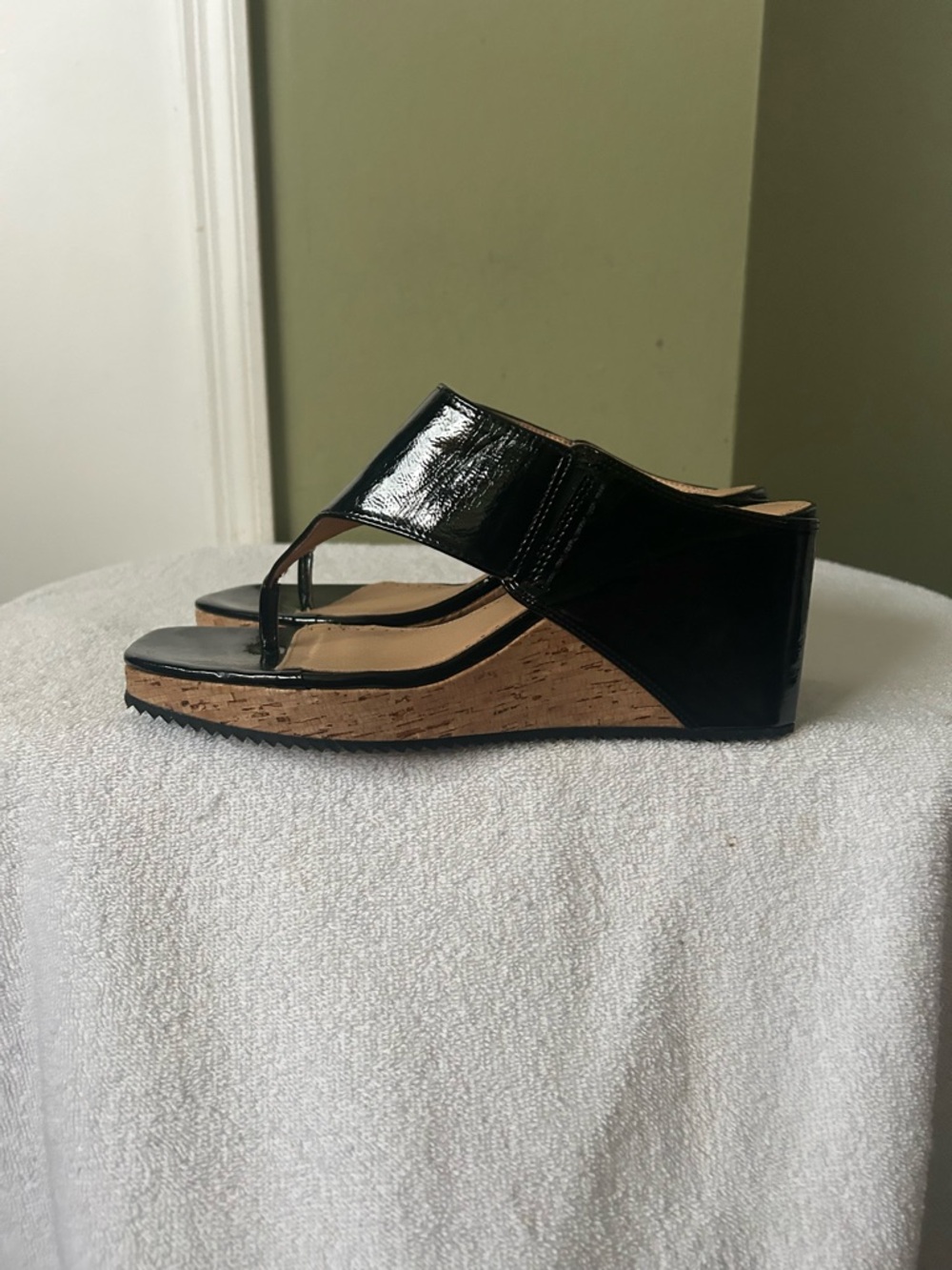 NWOB Adrienne Vittadini Black Patent Wedge Thong Sandals with Cork Platform